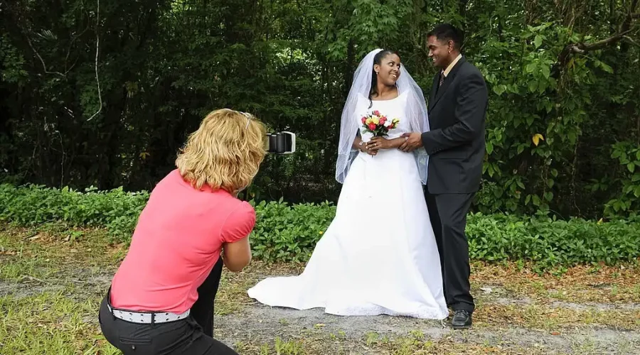 How to Find the Right Wedding Photographer